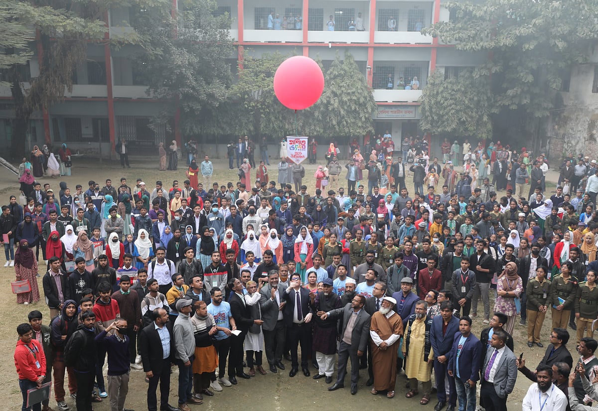 ডাচ্-বাংলা ব্যাংক-প্রথম আলো ফেনী আঞ্চলিক গণিত উৎসবের উদ্বোধন করেন জেলা প্রশাসক সাইফুল ইসলামসহ অন্যান্য অতিথিরা । আজ শুক্রবার সকাল সাড়ে  ৯টার দিকে ফেনী সরকারি বালিকা উচ্চবিদ্যালয় মাঠে