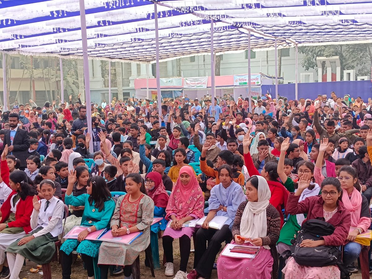 আজ সকালে ময়মনসিংহ নগরের সরকারি বালিকা উচ্চবিদ্যালয়ে ডাচ্-বাংলা ব্যাংক-প্রথম আলো গণিত উৎসবের প্রশ্নোত্তর পর্বে। হাত তুলে সাড়া দিচ্ছিলেন কয়েকজন শিক্ষার্থী