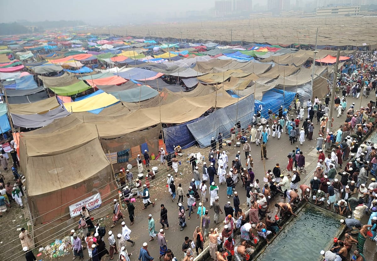 ইজতেমা মাঠে হাজারো মুসল্লির পদচারণা। আজ শুক্রবার সকালে গাজীপুরের টঙ্গীর ইজতেমা মাঠে