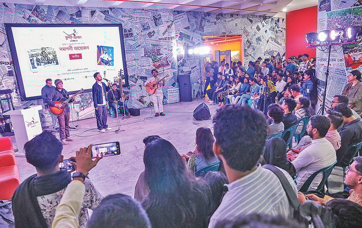 জুলাই গণ-অভ্যুত্থান নিয়ে প্রথম আলোর বিশেষ প্রদর্শনীর সমাপনী দিনে সংগীত পরিবেশন করেন শিল্পী আহমেদ হাসান সানি। গতকাল সন্ধ্যায় বাংলাদেশ শিল্পকলা একাডেমির জাতীয় চিত্রশালা মিলনায়তনে