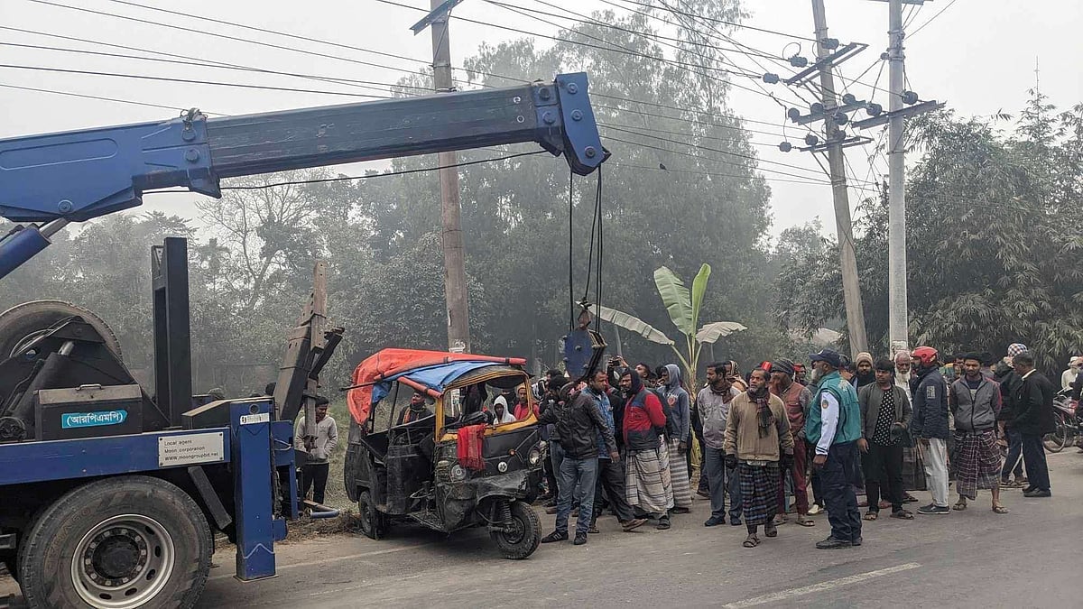 খাদে পড়ে যাওয়া মাহিন্দ্রাটি উদ্ধার করা হয়। আজ শুক্রবার সকালে  রংপুর নগরের চায়না মোড়ে ঢাকা-কুড়িগ্রাম মহাসড়কে