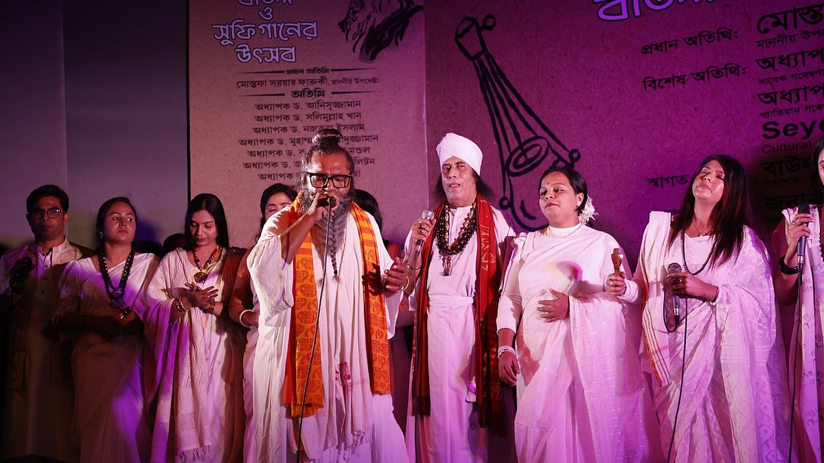 গান পরি‌বেশন কর‌ছেন শ‌ফি মণ্ডল এবং বাংলা‌দেশ বাউল ও লোক‌শিল্পী সংস্থার শিল্পী। ছ‌বি: তানভীর আহম্মেদ