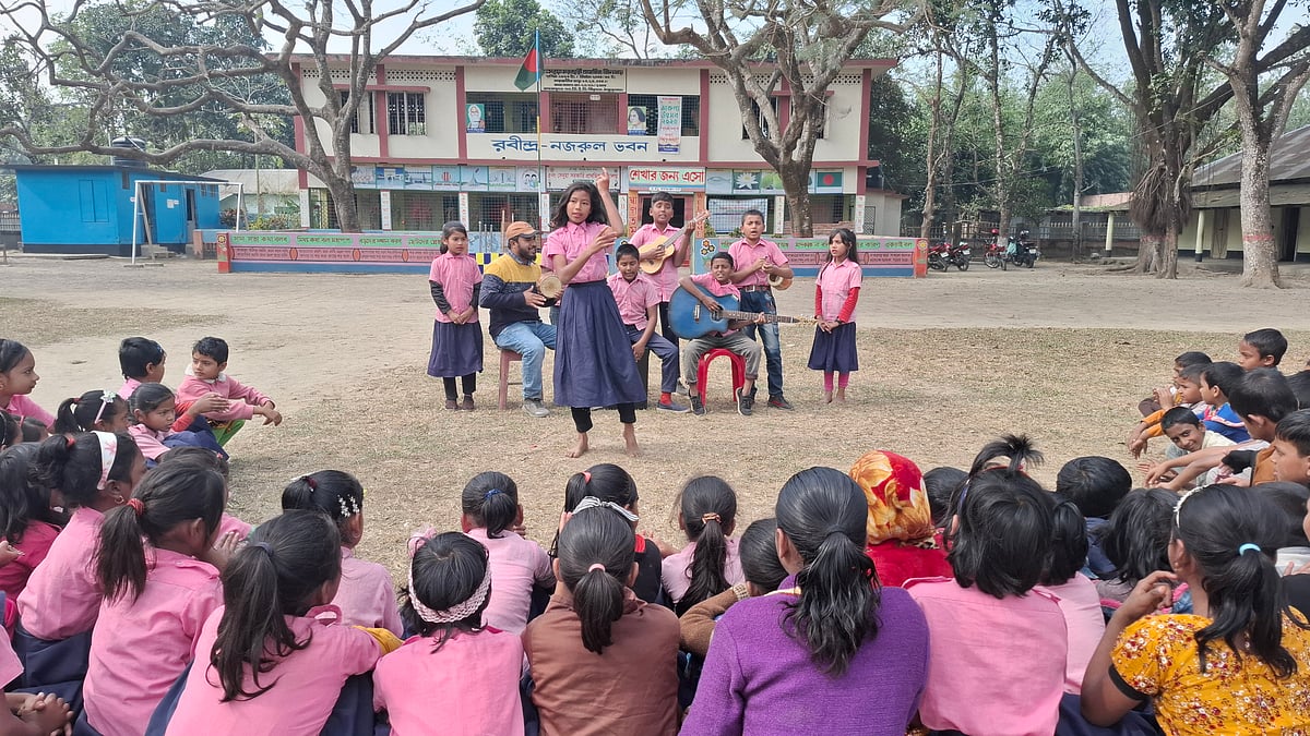 গানের তালে তালে নৃত্য পরিবেশন করছে এক শিক্ষার্থী। সম্প্রতি ঠাকুরগাঁওয়ের পীরগঞ্জ উপজেলার সেনুয়া সরকারি প্রাথমিক বিদ্যালয়ে