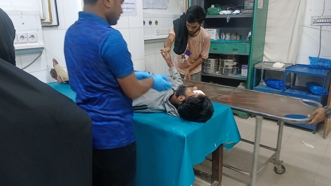 দুই পক্ষের মধ্যে সংঘর্ষে আহত কয়েকজনকে মাদারীপুর ২৫০ শয্যা জেলা হাসপাতালে প্রাথমিক চিকিৎসা দেওয়া হয়। গতকাল শুক্রবার রাতে