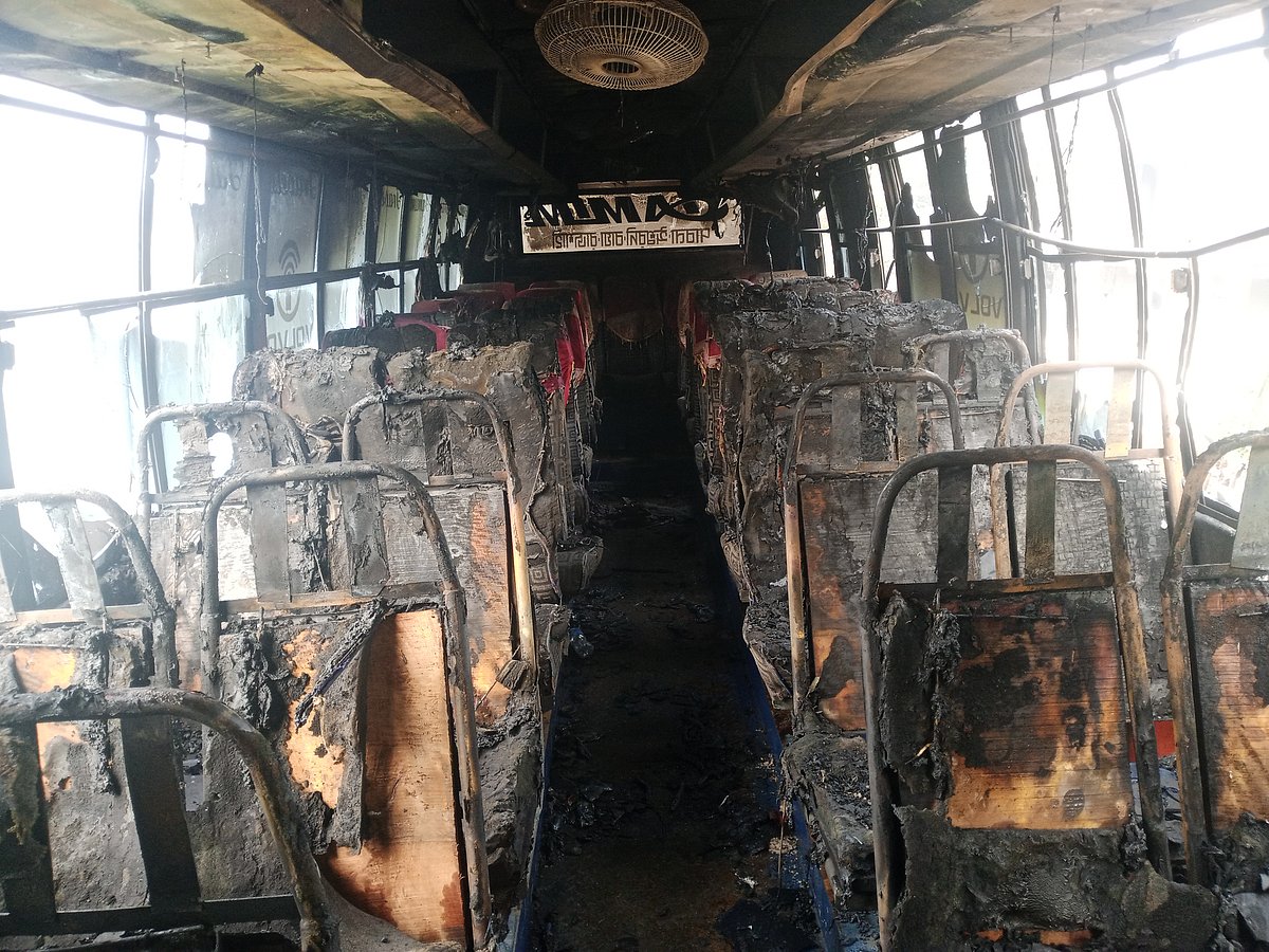 আগুনে পোড়া তামিম ট্রাভেলস নামের বাস। আজ শনিবার সকালে জেলা সদরের মালিগাছা ইউনিয়নের শংকরপুর গ্রামে