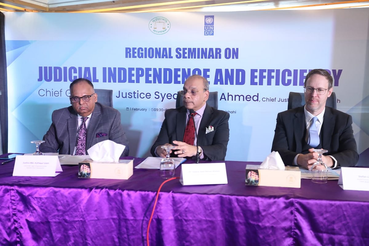 আজ শনিবার সকালে রাজশাহীতে ‘বিচার বিভাগের স্বাধীনতা ও দক্ষতা’ শীর্ষক একটি আঞ্চলিক সেমিনারে বক্তব্য দেন প্রধান বিচারপতি সৈয়দ রেফাত আহমেদ