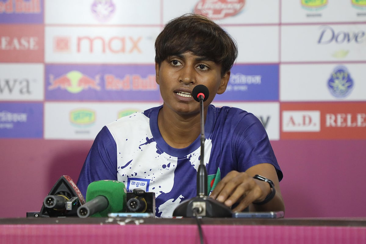 বাংলাদেশ নারী জাতীয় ফুটবল দলের অধিনায়ক সাবিনা খাতুন