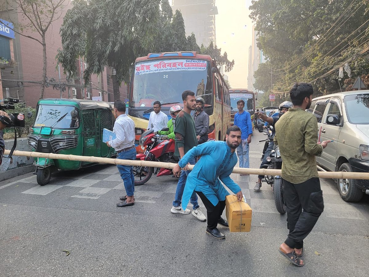 সরকারি তিতুমীর কলেজকে বিশ্ববিদ্যালয় করার দাবিতে শিক্ষার্থীদের সড়ক অবরোধ। রাজধানীর মহাখালীতে তিতুমীর কলেজের সামনে