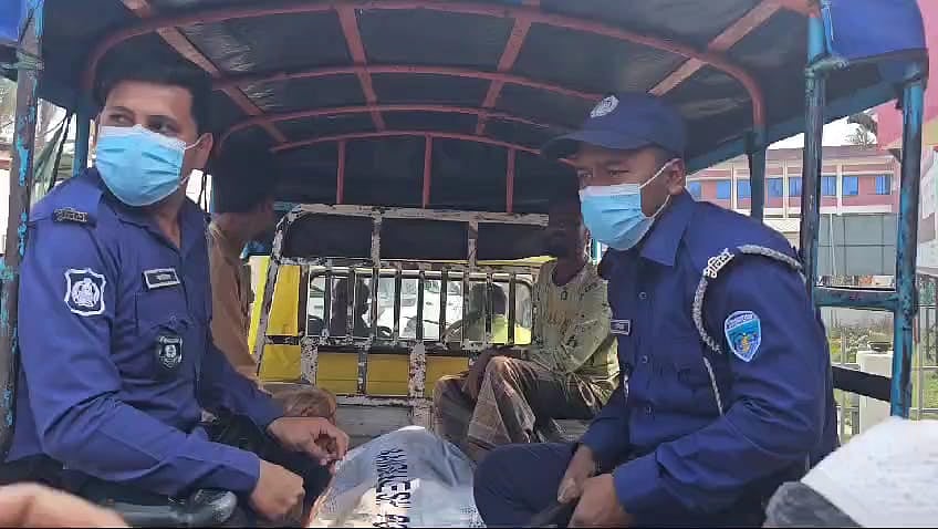 লাশ ময়নাতদন্তের জন্য মর্গে নেওয়া হচ্ছে