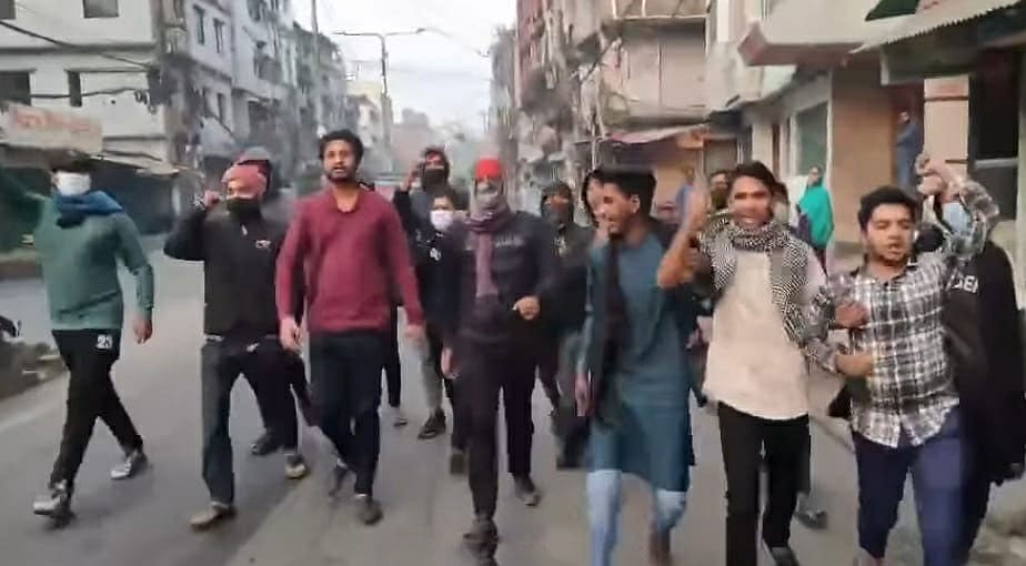 চট্টগ্রামের ডবলমুরিং এলাকায় ঝটিকা মিছিল বের করে কয়েকজন তরুণ। আজ সকালে