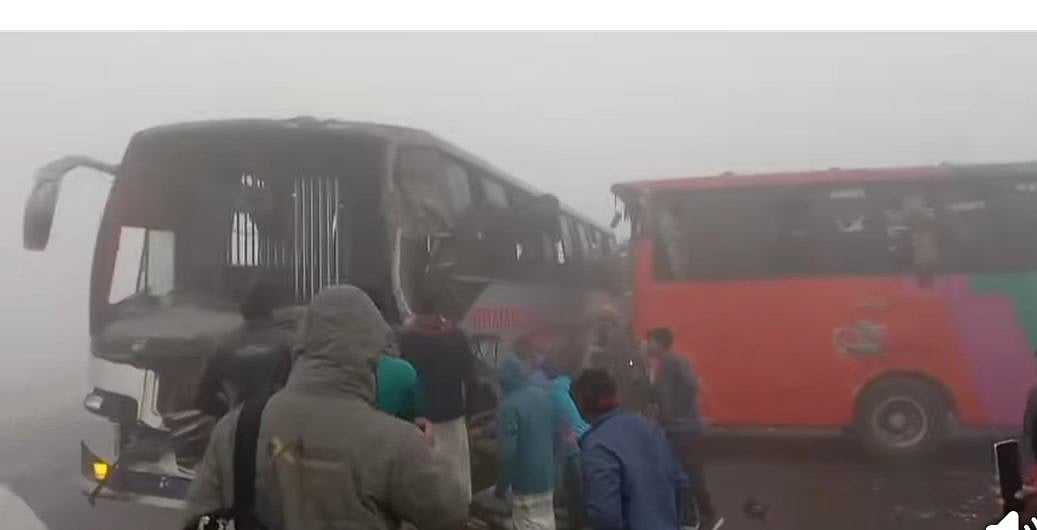 রংপুরের মিঠাপুকুর উপজেলার রশিদপুর এলাকায় ঢাকা-রংপুর মহাসড়কে আজ শনিবার সকালে একে একে সাতটি যানবাহনের মধ্যে সংঘর্ষের ঘটনা ঘটে