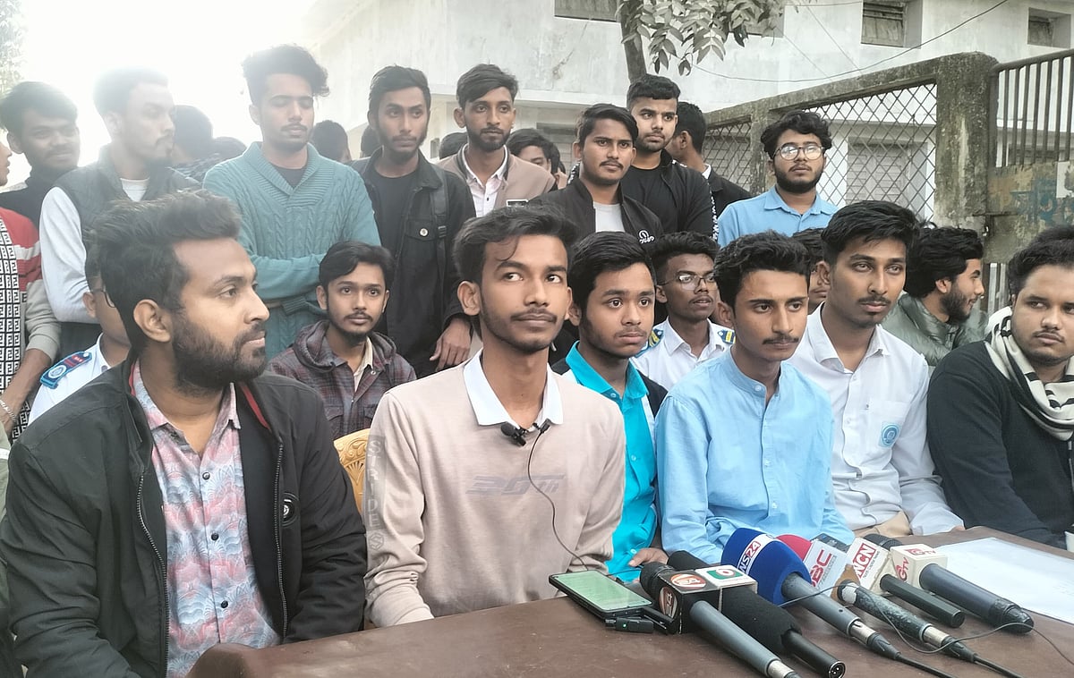 বগুড়া জেলা আহ্বায়ক কমিটি ৪৮ ঘণ্টার মধ্যে বাতিলের সময়সীমা বেঁধে (আলটিমেটাম) দিয়েছে শিক্ষার্থীদের একাংশ। শনিবার বিকেলে বগুড়া জিলা স্কুলফটকে সংবাদ সম্মেলনে