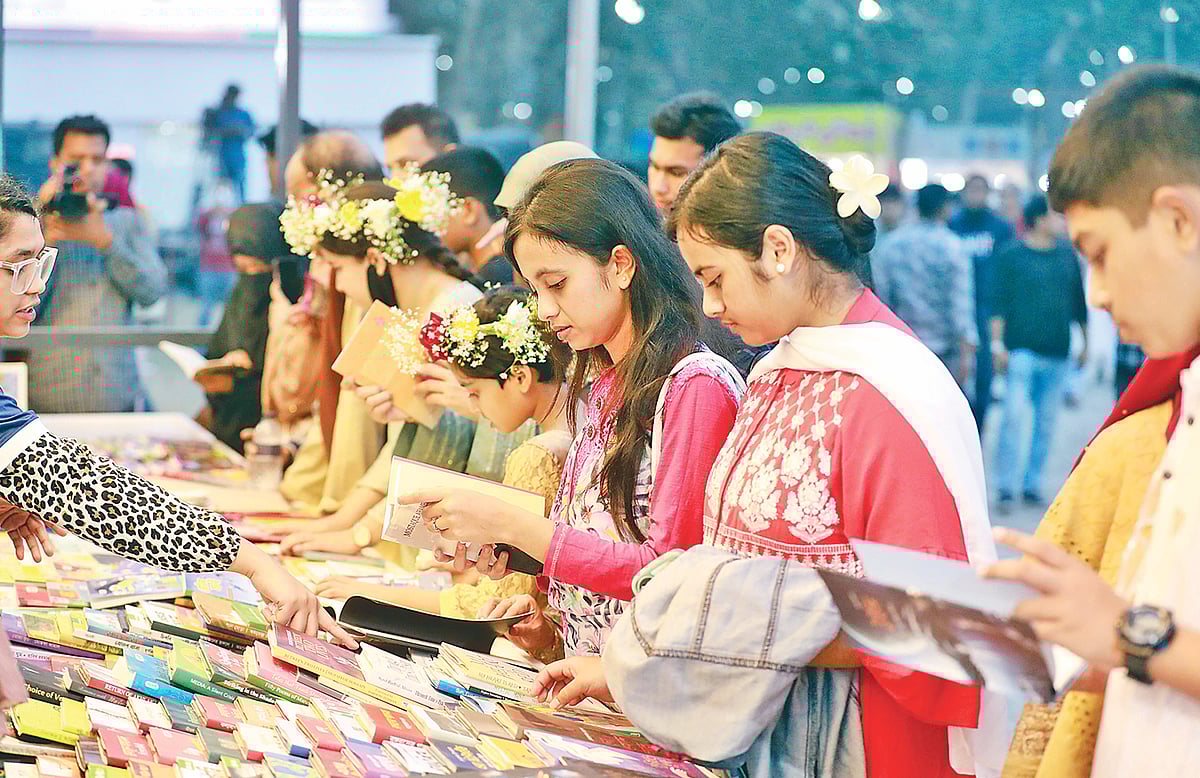 বইমেলার প্রথম দিনে বই দেখছেন বইপ্রেমীরা