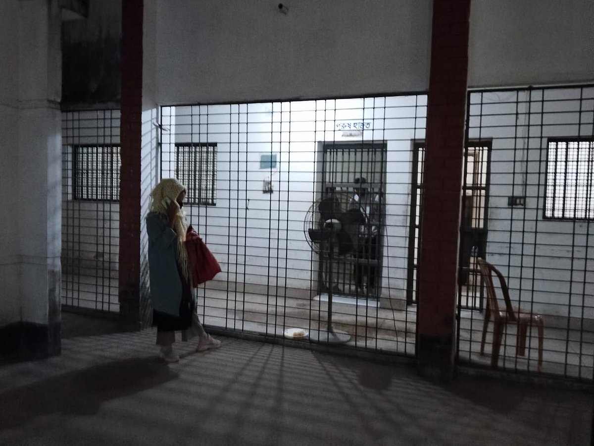 থানা–হাজতে শিক্ষার্থী হাসান আলী। বাইরে অপেক্ষায় তাঁর স্ত্রী শারমিন খাতুন। গতকাল শনিবার রাত পৌনে ১১টার দিকে রংপুরের কোতোয়ালি থানা প্রাঙ্গণে