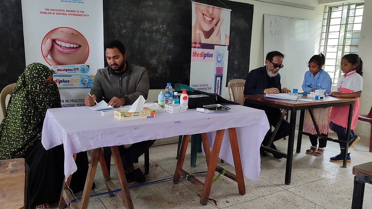 নড়াইল সদর উপজেলার  আর বি এফ এম ভবানীপুর মাধ্যমিক বিদ্যালয়ে গতকাল রোগীদের বিনা মূল্যে চিকিৎসা সেবা দেওয়া হয়