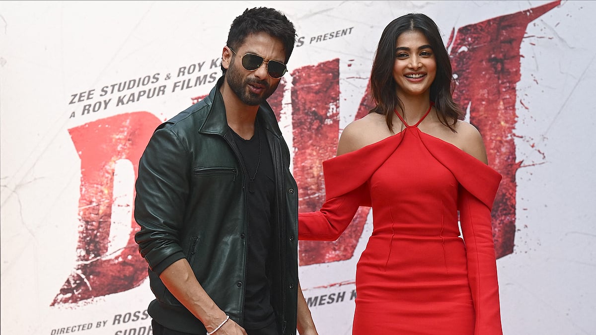 শহীদ কাপুর ও পূজা হেগড়ে। এএফপি