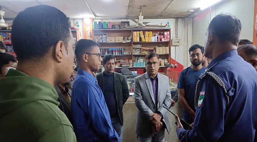 যশোর উপশহরে ডাকাতি হওয়া ইজিবাইকের শোরুম পরিদর্শন করেন পুলিশ সুপার জিয়া উদ্দীন আহম্মেদ