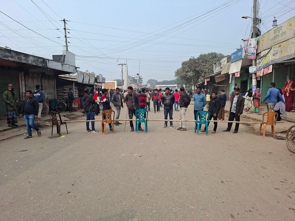 ঠাকুরগাঁওয়ের বালিয়াডাঙ্গী উপজেলা সদরে হরতালের সমর্থনে সড়ক বন্ধ করে দেন বিএনপির নেতা-কর্মীরা। আজ শনিবার সকালে