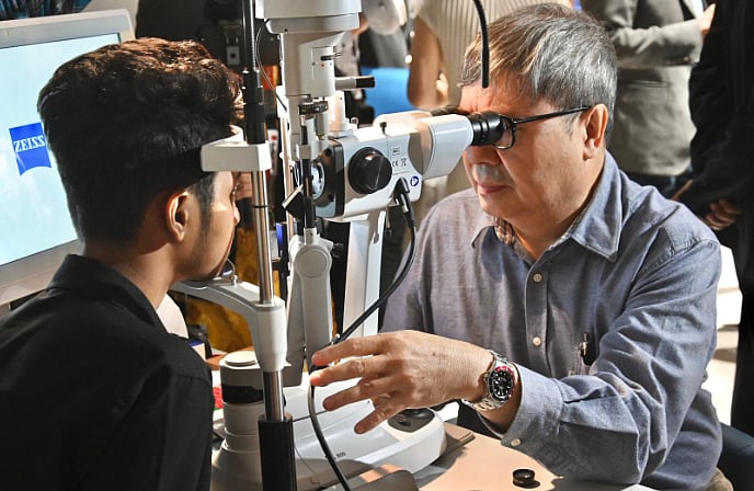 চোখের রোগীদের চিকিৎসা করছেন সিঙ্গাপুরের চিকিৎসকরা