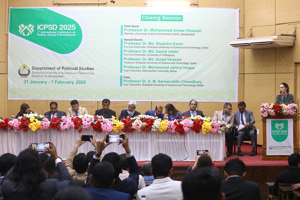 সিলেটের শাহজালাল বিজ্ঞান ও প্রযুক্তি বিশ্ববিদ্যালয়ে ‘রাজনীতি, সমাজ ও উন্নয়ন’ শীর্ষক দুই দিনব্যাপী আন্তর্জাতিক সম্মেলনের সমাপনী পর্বে অতিথিরা। আজ শনিবার বিশ্ববিদ্যালয়ের মিনি অডিটরিয়ামে