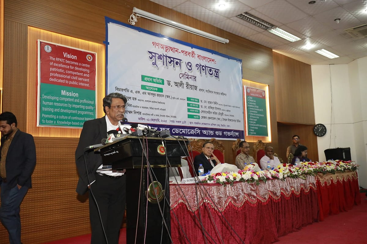 আজ শনিবার ঢাকার ইস্কাটনে ‘গণ-অভ্যুত্থান পরবর্তী বাংলাদেশ: সুশাসন ও গণতন্ত্র’ শীর্ষক এক সেমিনারে অধ্যাপক আলী রীয়াজ বক্তব্য দেন