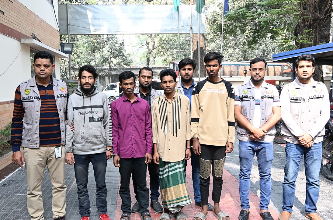 রাজধানীর আদাবরে যুবকের কবজি বিচ্ছিন্ন করার ঘটনায় জড়িত থাকার অভিযোগে চার ছিনতাইকারীকে গ্রেপ্তার করেছে পুলিশ