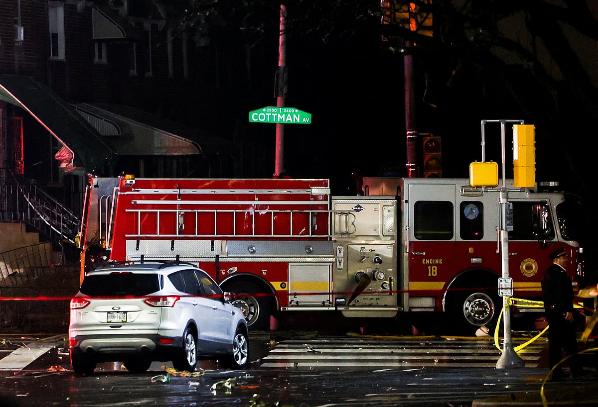 ফিলাডেলফিয়ায় উড়োজাহাজ বিধ্বস্ত হওয়ার স্থানে উদ্ধারকাজ চালাচ্ছেন উদ্ধারকর্মীরা। ৩১ জানুয়ারি