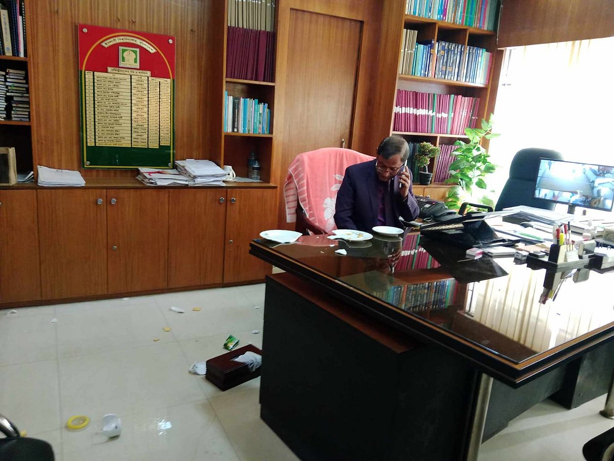 ছাত্রদলের নেতা-কর্মীরা রেজিস্ট্রারের টেবিলের ওপর থাকা নাশতার কাপ-পিরিচগুলো ভেঙে দেন বলে অভিযোগ। আজ সকালে কুষ্টিয়ার ইসলামী বিশ্ববিদ্যালয় ক্যাম্পাসের রেজিস্ট্রারের কক্ষে