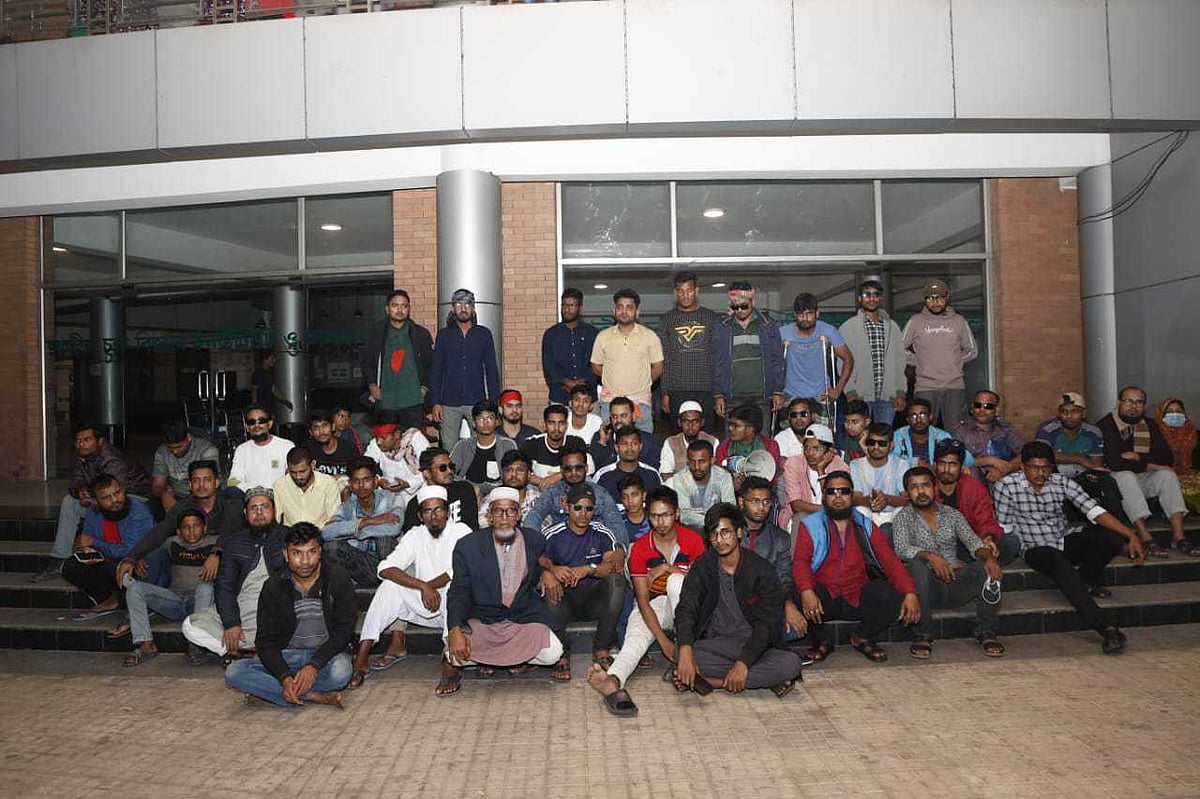 সঠিক চিকিৎসা দেওয়াসহ বিভিন্ন দাবিতে রাজধানীর জাতীয় চক্ষু বিজ্ঞান ইনস্টিটিউটের ভেতরে বিক্ষোভ দেখাচ্ছেন জুলাই-আগস্ট গণ–অভ্যুত্থানে আহত একদল মানুষ। ঢাকা, ১ ফেব্রুয়ারি