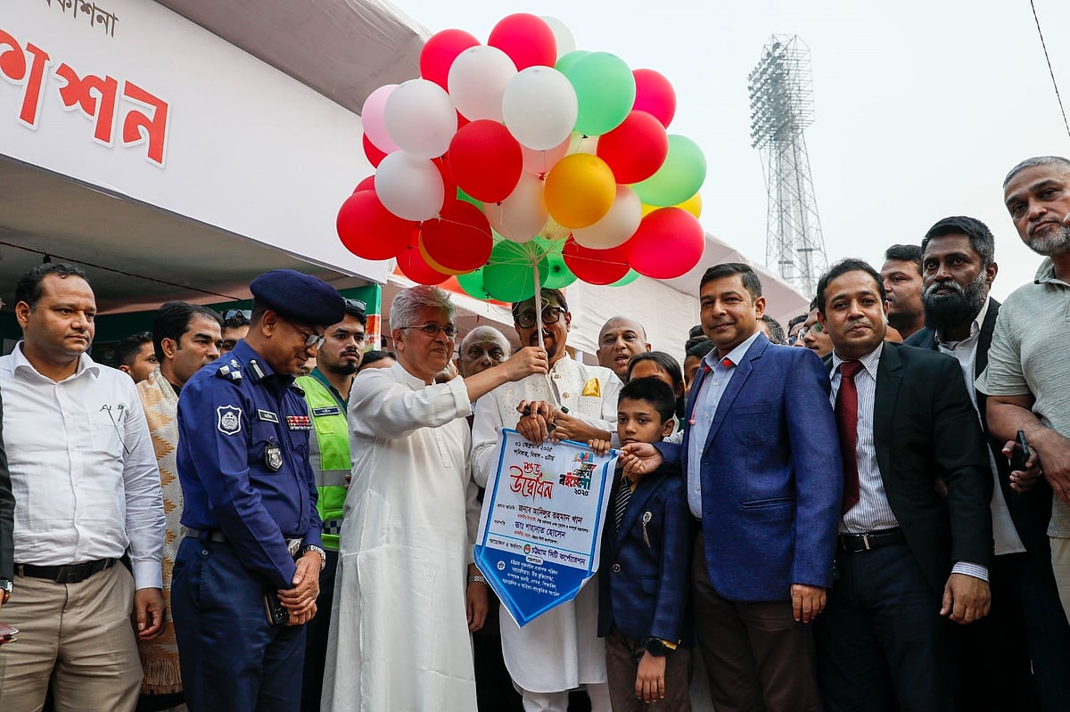 অমর একুশে বইমেলা উদ্বোধন করেন গৃহায়ণ ও গণপূর্ত মন্ত্রণালয়ের উপদেষ্টা আদিলুর রহমান খান। আজ বিকেল পাঁচটায় চট্টগ্রাম নগরের জিমনেশিয়াম মাঠে
