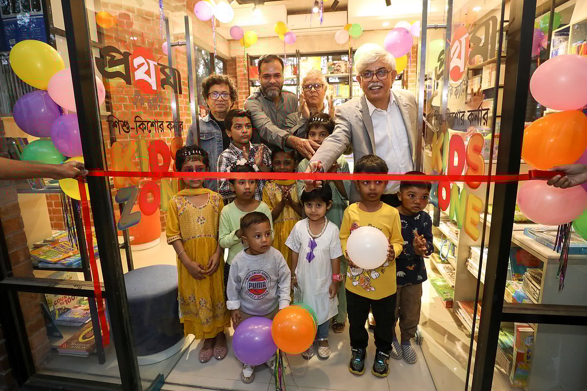 শিশু–কিশোরদের সঙ্গে নিয়ে প্রথমা বুক ক্যাফের শিশু-কিশোর কর্নার উদ্বোধন করেন অতিথিরা। মাদানী অ্যাভিনিউ, ইউনাইটেড সিটি, শেফস টেবিল, ঢাকা; ০১ ফেব্রুয়ারি ২০২৫