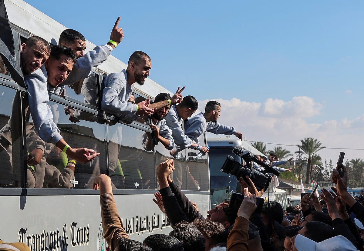 ইসরায়েলের অফার কারাগার থেকে ফিলিস্তিনি বন্দীদের নিয়ে ফেরা বাস রামাল্লায় পৌঁছালে সেখানকার লোকজন আনন্দে মাতেন