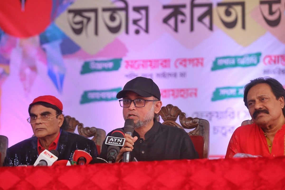 ঢাকা বিশ্ববিদ্যালয়ে কেন্দ্রীয় গ্রন্থাগার চত্বরে জাতীয় কবিতা উৎসবের উদ্বোধনী অনুষ্ঠানে বক্তব্য দেন সংস্কৃতি উপদেষ্টা মোস্তফা সরয়ার ফারুকী। আজ শনিবার সকালে