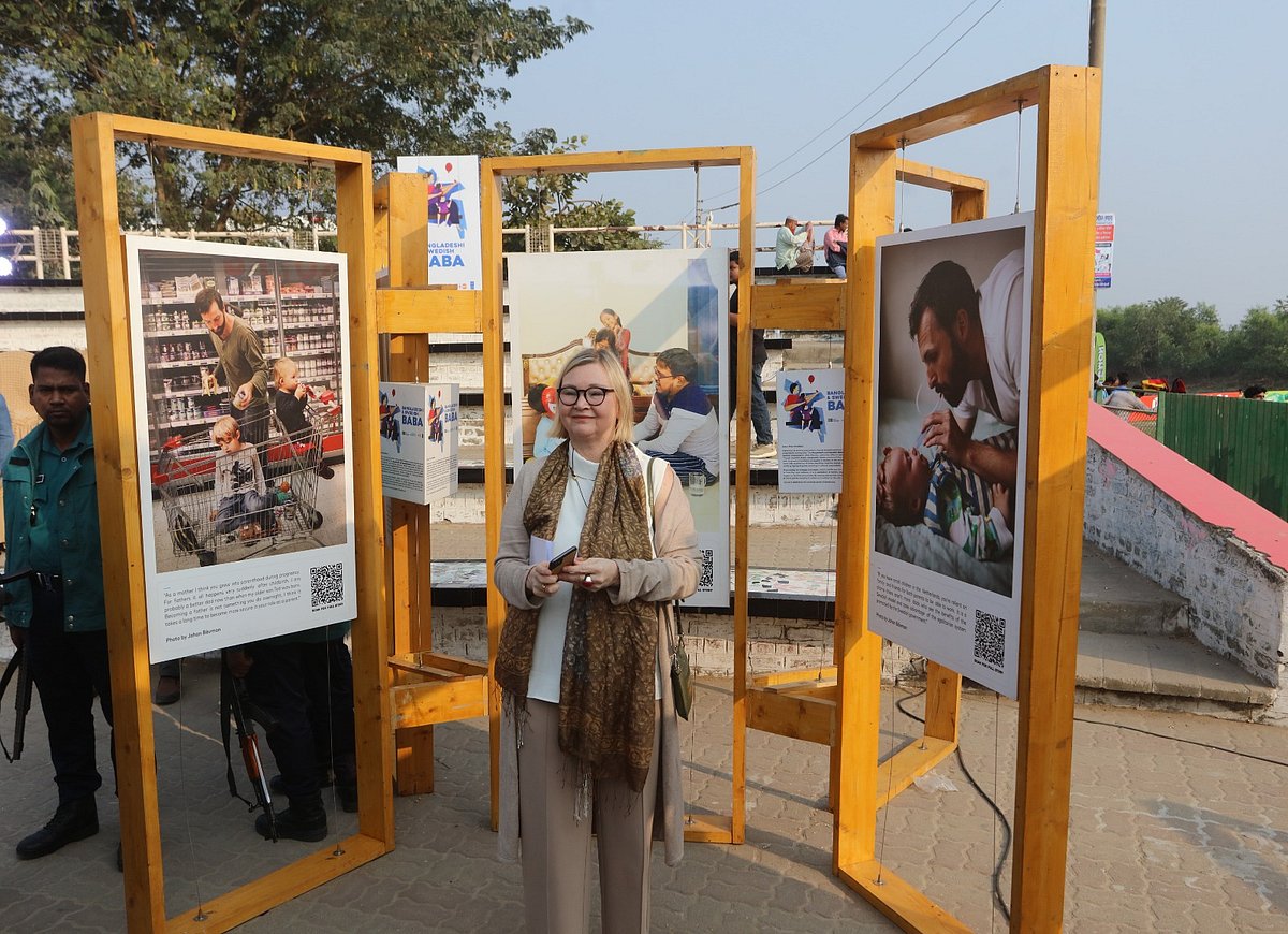 ফটোগ্রাফি প্রদর্শনীর একটি মুহূর্ত। শনিবার বিকেলে রাজশাহী নগরের লালন শাহ মুক্তমঞ্চে