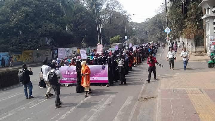 আন্তর্জাতিক হিজাব দিবস উপলক্ষে আজ শনিবার ঢাকা বিশ্ববিদ্যালয়ে প্রথমবারের মতো ‘হিজাব র‍্যালি’ অনুষ্ঠিত হয়েছে