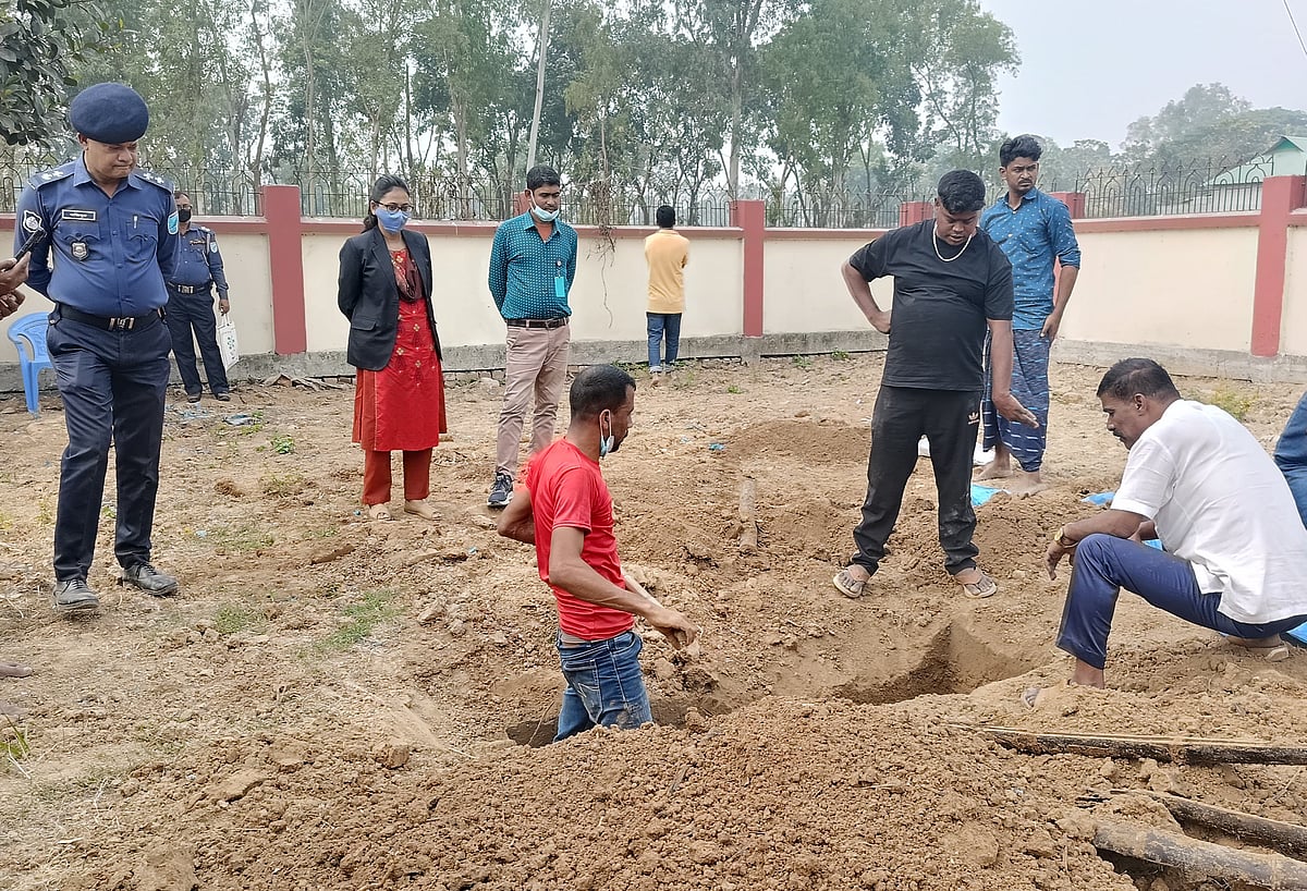 বৈষম্যবিরোধী ছাত্র আন্দোলনের সময় নিহত আশরাফুল ইসলামের লাশ কবর তোলা হচ্ছে। আজ শনিবার দুপুরে সাভারের ভাদাইলের পবনারটেক এলাকায়