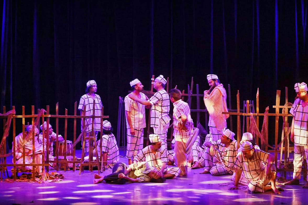 কবর নাটকের দৃশ্য। শনিবার সন্ধ্যায় মহিলা সমিতির ড. নীলিমা ইব্রাহিম মিলনায়তনে নাটকটি মঞ্চস্থ হয়