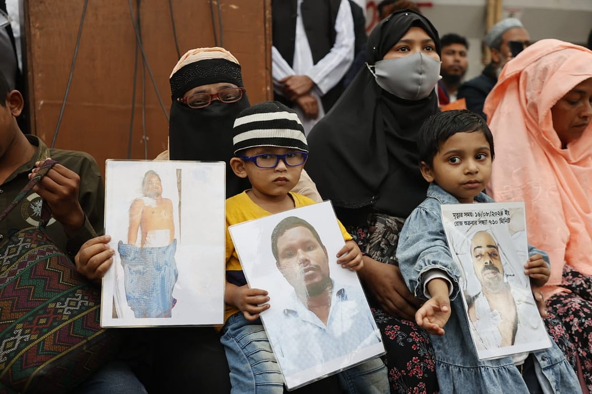 রাজধানীর জাতীয় প্রেসক্লাবের সামনে এই কর্মসূচিতে হাজির হয়ে জুলাই অভ্যুত্থানে শহীদ হওয়া অনেকের পরিবার নিজেদের দুর্দশার বিবরণ তুলে ধরেছেন