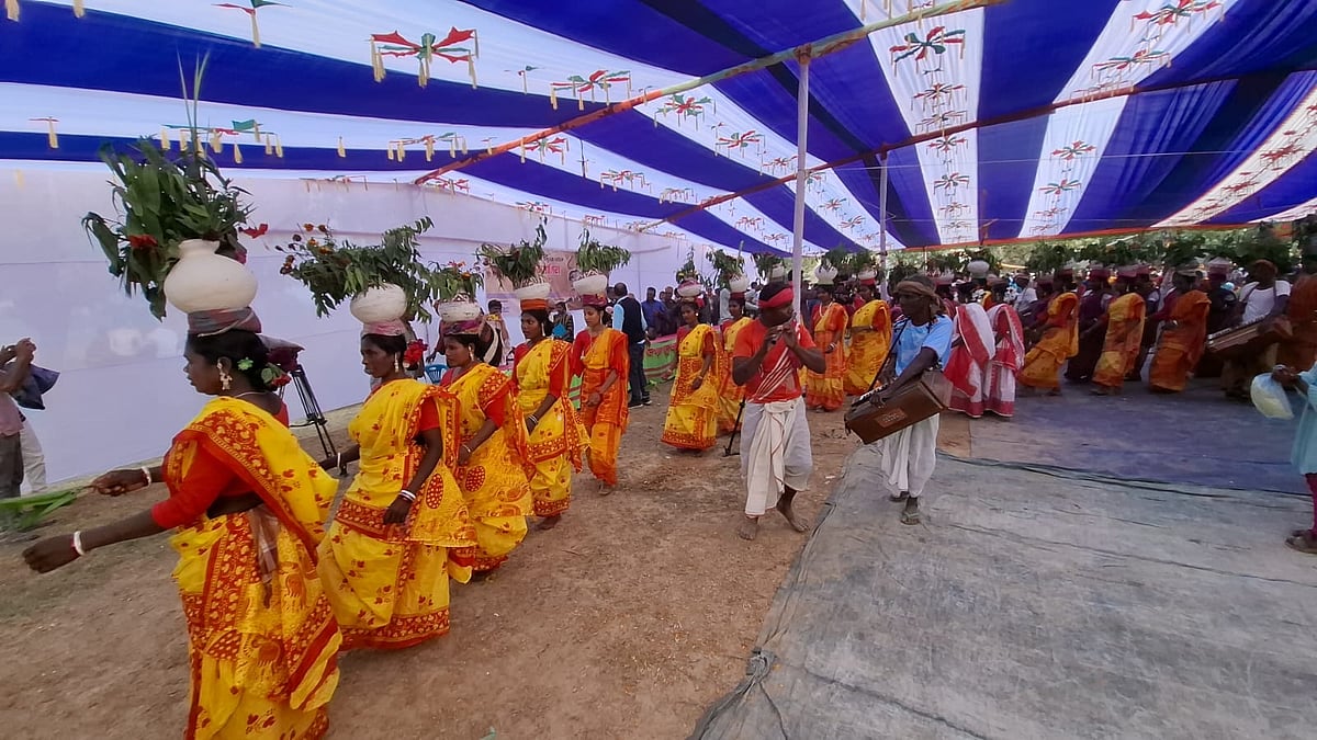 মাঠজুড়ে এই মেলার আনন্দ ছড়িয়ে পড়েছে