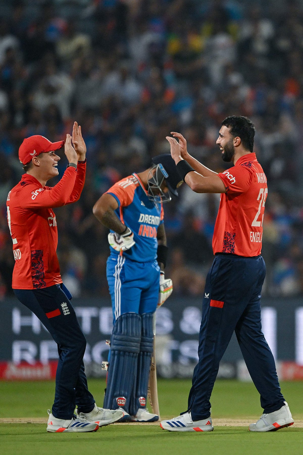 বিতর্ক ছড়িয়েছে ভারত–ইংল্যান্ড ম্যাচের একটি সিদ্ধান্ত