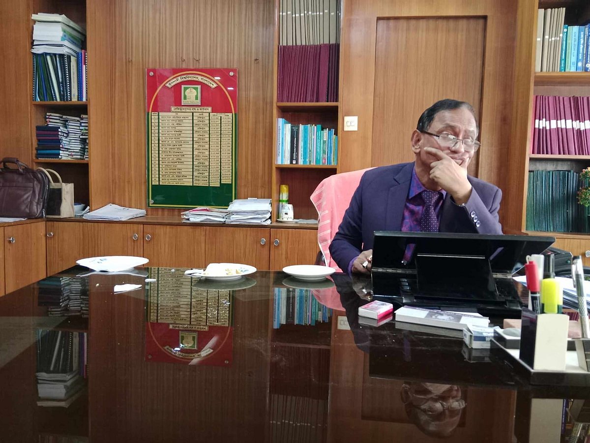 কুষ্টিয়ার ইসলামী বিশ্ববিদ্যালয়ে রেজিস্ট্রার অফিস ভাঙচুর। হতবিহ্বল হয়ে বসে আছেন রেজিস্ট্রার। আজ শনিবার দুপুরে