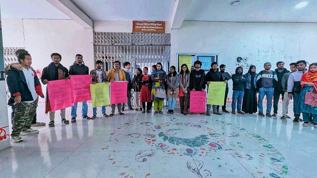 জাতীয় কবি কাজী নজরুল ইসলাম বিশ্ববিদ্যালয়ের ফিল্ম অ্যান্ড মিডিয়া স্টাডিজ বিভাগের শিক্ষার্থীরা আট দফা দাবিতে বিভাগে তালা দিয়ে বিক্ষোভ করে। আজ সকালে