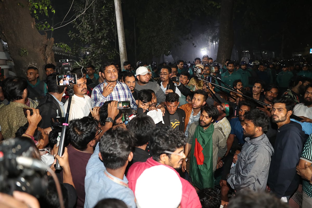 বিক্ষুব্ধদের বোঝানোর চেষ্টা করছেন বৈষম্যবিরোধী ছাত্র আন্দোলনের আহ্বায়ক হাসনাত আবদুল্লাহ। রোববার দিবাগত রাতে