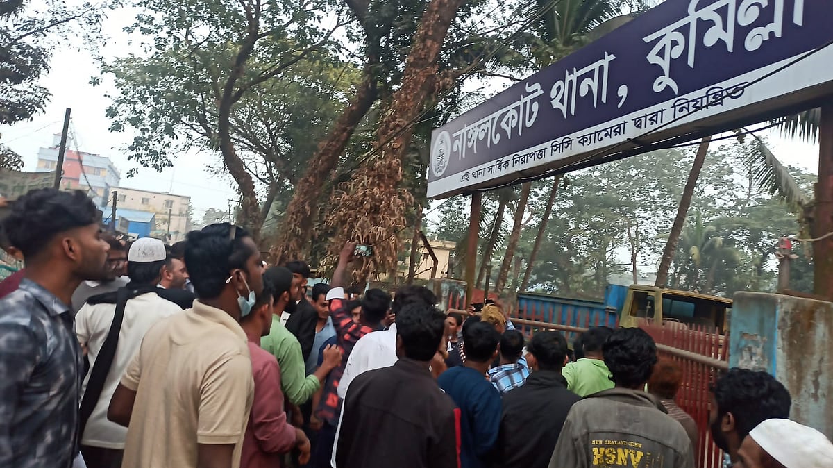 কুমিল্লার নাঙ্গলকোটে স্বেচ্ছাসেবক দলের নেতা সেলিম ভূঁইয়া হত্যার বিচার দাবিতে থানার সামনে বিক্ষোভ করেছেন বিএনপি নেতা আবদুল গফুর ভূঁইয়ার অনুসারীরা। রোববার বিকেলে তোলা