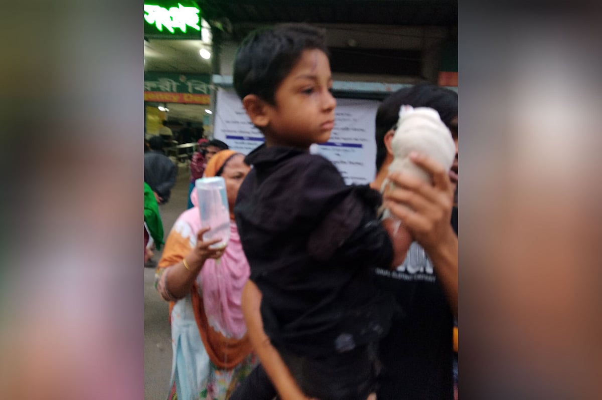 হাত ব্যান্ডেজ করে শিশু নূরকে পঙ্গু হাসপাতালে নেওয়া হচ্ছে