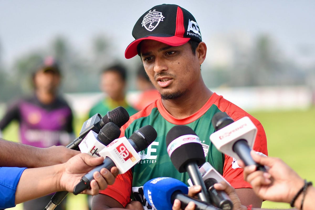 অনুশীলন শেষে সংবাদমাধ্যমের মুখোমুখি হন রংপুর রাইডার্সের অলরাউন্ডার মেহেদী হাসান