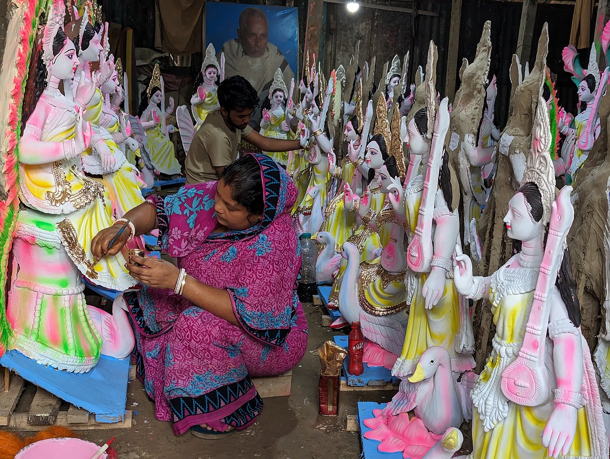 প্রতিমাশিল্পী আন্না রানী সরস্বতী প্রতিমা গড়ার কাজ করছেন। শরীয়তপুর সদর উপজেলার পশ্চিম কোটাপাড়া এলাকায়