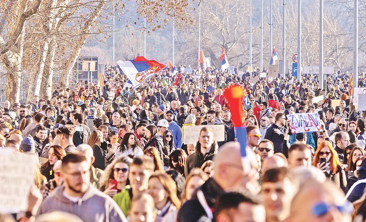 সরকারের দুর্নীতির প্রতিবাদে শিক্ষার্থীদের বিক্ষোভে উত্তাল সার্বিয়া। গত শনিবার দেশটির দ্বিতীয় বৃহত্তম শহর নোভি সাদে