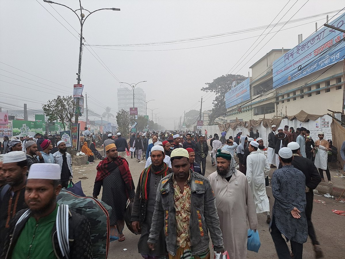মোনাজাতে অংশ নিতে তুরাগতীরের ইজতেমা মাঠ ও আশপাশের এলাকায় ঢল নেমেছে মানুষের। আজ রোববার সকালে