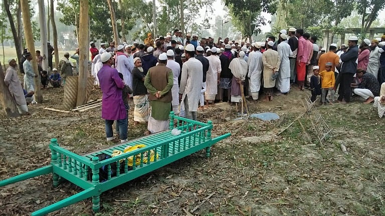 সড়ক দুর্ঘটনায় নিহত তিনজনের লাশ গতকাল শনিবার দাফন করা হয়। সিরাজগঞ্জ সদর উপজেলার সয়দাবাদ ইউনিয়নের পূর্ব বাঐতাড়া গ্রামে